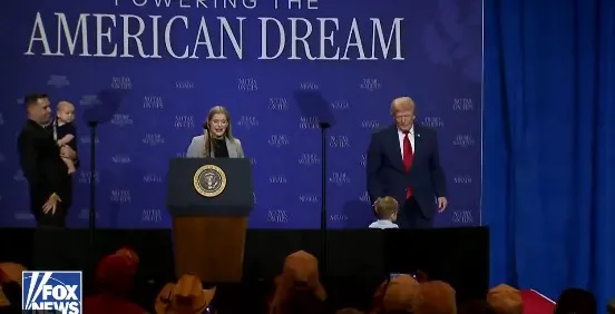 “Nuk dua të bëhet si Biden”, Trump kap vogëlushin që të mos bjerë nga skena, nuk kursen ironinë për ish presidentin