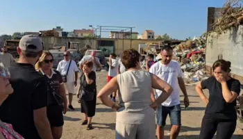 “Nuk hapim dot dritaret” , plehrat e Durrësit grumbullohen në Lagjen 15, banorët ngrihen në protestë