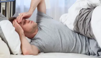 Nuk ju zë gjumi nga mendimet? Psikologu zbulon si ta qetësoni mendjen