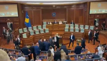 Nuk ka qetësi në Kuvendin e Kosovës, Kurti goditet me vezë gjatë seancës nga deputetja e AAK