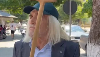 “Nuk na mbyllin dot”- I moshuari me bastun rrëfen revoltën: Të mos shkrihet Bashkia e Maliqit, me kryetarin e Këshillit u përplasa se…