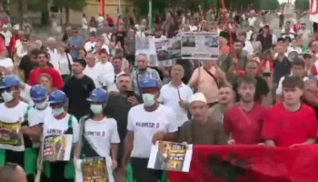 Nuk ndalen thirrjet kundër klasës politike, qytetarët brohorasin në Bulevard: Opozitë e shitur, Rama në burg…