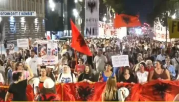 “Nuk shitet Shqipëria, shitet qeveria”/ Pas fjalimeve para Kryeministrisë, nis marshimi drejt sheshit “Nënë Tereza”