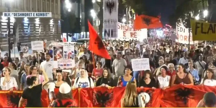 “Nuk shitet Shqipëria, shitet qeveria”/ Pas fjalimeve para Kryeministrisë, nis marshimi drejt sheshit “Nënë Tereza”