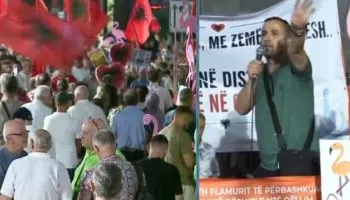 “Nuk u kemi asnjë borxh”/ Protestuesi nga Shtutgarti: Hiqni dorë nga partitë, nuk shitemi as blihemi