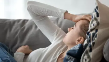 Nxehtësia dhe lagështia rrisin rrezikun e sulmeve të migrenës