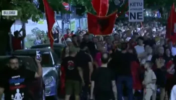 “O milet, Rama ka siklet!”/ Protestuesit marshojnë drejt ish-Bllokut: Shqipëria e shqiptarëve!