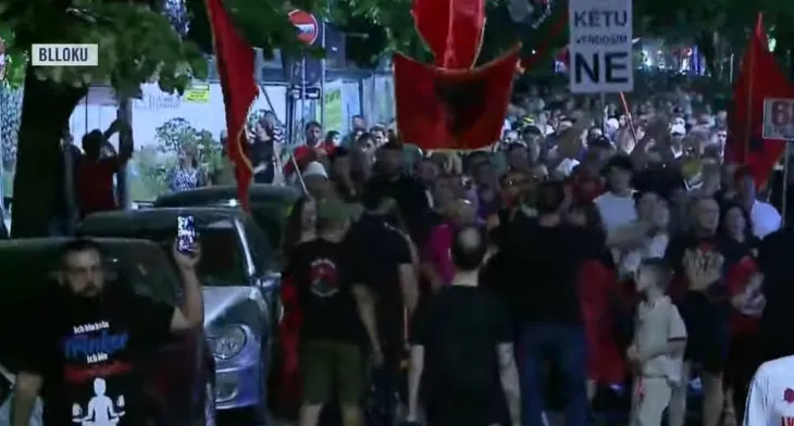“O milet, Rama ka siklet!”/ Protestuesit marshojnë drejt ish-Bllokut: Shqipëria e shqiptarëve!