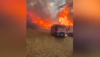 “O Sokol, hip në makinë dhe ik!”/ Zjarri i rrezikon jetën zjarrfikësit, momenti dramatik kur kolegu e paralajmëroi