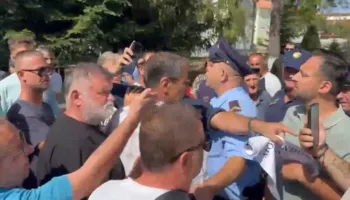 Ofendoi gazetarët gjatë protestës në Maliq, procedohet penalisht 45-vjeçari