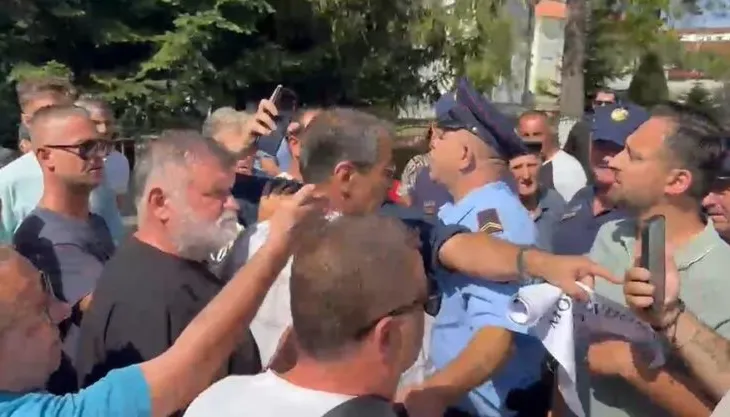 Ofendoi gazetarët gjatë protestës në Maliq, procedohet penalisht 45-vjeçari