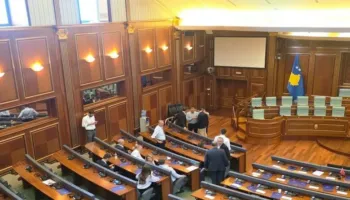 Opozita hyn në sallën e Kuvendit të Kosovës, kërkohët sërish konstituimi i parlamentit