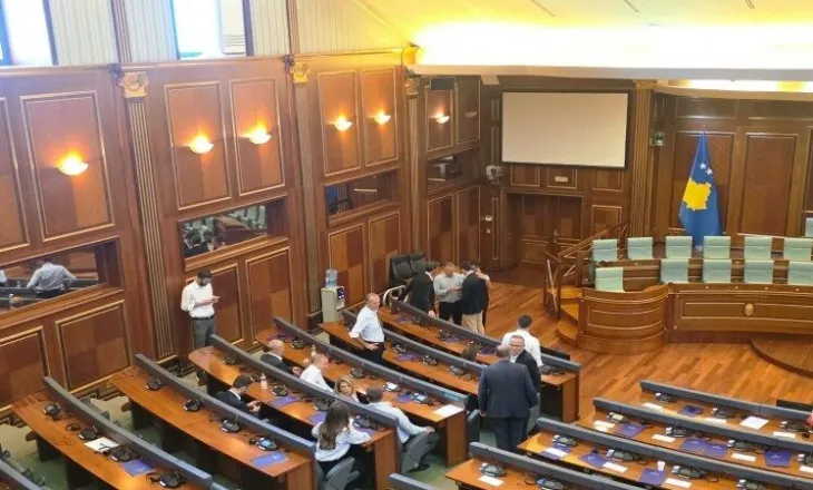 Opozita hyn në sallën e Kuvendit të Kosovës, kërkohët sërish konstituimi i parlamentit