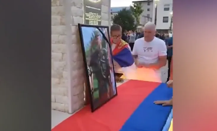 Pamje skandaloze në Bosnje/ Serbët nderojnë ‘Kasapin e Bosnjës’, Ratko Mlladiç