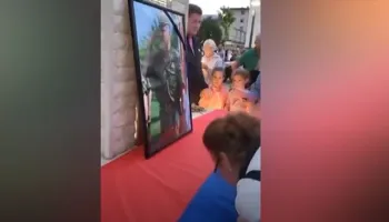Pamje tronditëse në Bosnje, qindra serbë nderojnë Mlladiçin si hero dhe brohorasin emrin e “Kasapit të Bosnjës”