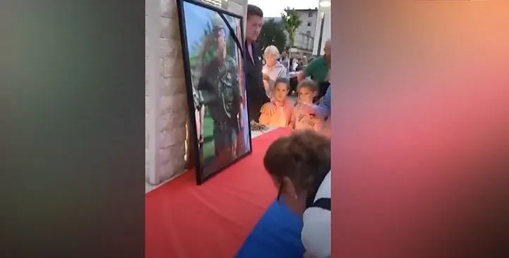 Pamje tronditëse në Bosnje, qindra serbë nderojnë Mlladiçin si hero dhe brohorasin emrin e “Kasapit të Bosnjës”
