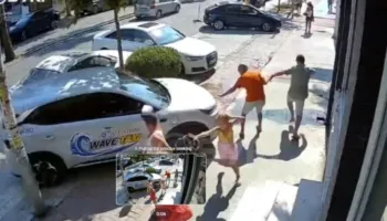 Pamjet e aksidentit fatal në Durrës/ Taksia hipën në trotuar merr para 66 vjeçarin, shpëtojnë për fije të perit 4 kalimtarë të tjerë