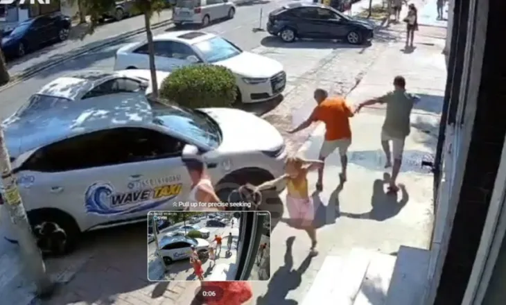 Pamjet e aksidentit fatal në Durrës/ Taksia hipën në trotuar merr para 66 vjeçarin, shpëtojnë për fije të perit 4 kalimtarë të tjerë