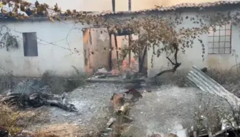 PAMJET / Gjithçka shkrumb e hi, pamjet tronditëse nga shtëpitë e djegura në Pukë! Banorët largohen me vrap