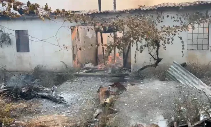 PAMJET / Gjithçka shkrumb e hi, pamjet tronditëse nga shtëpitë e djegura në Pukë! Banorët largohen me vrap