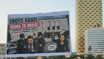Pankartat ironike nga protesta e 89-të për arrestimin e Agasit: Tërhiq këmbën zvarrë, Balluku prangat i ka gati!