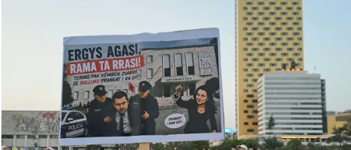 Pankartat ironike nga protesta e 89-të për arrestimin e Agasit: Tërhiq këmbën zvarrë, Balluku prangat i ka gati!