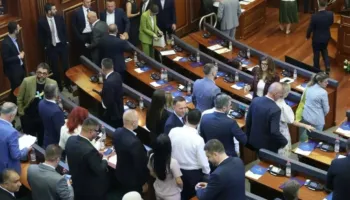 Para skadimit të afatit/ PDK, LDK dhe AAK mblidhen në Kuvend, kërkojnë sonte seancën konstituive