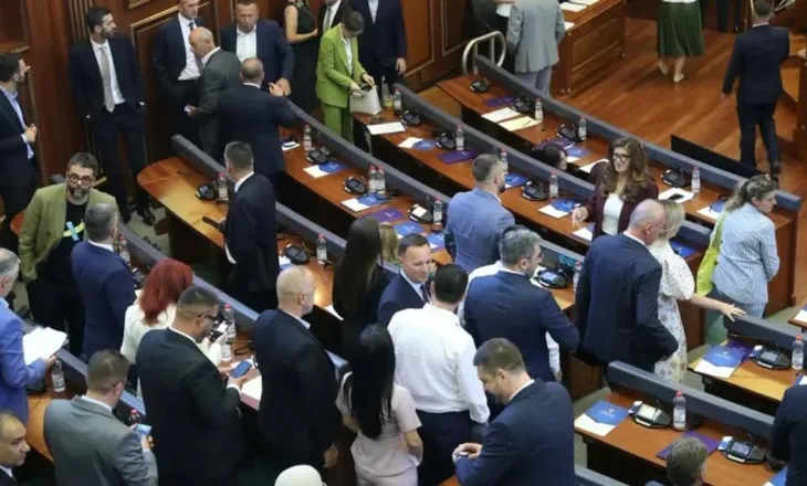 Para skadimit të afatit/ PDK, LDK dhe AAK mblidhen në Kuvend, kërkojnë sonte seancën konstituive