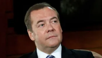 Paralajmëron Medvedev: Rusia mund të sulmojë anijet tregtare që transportojnë mallra për armikun