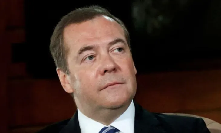 Paralajmëron Medvedev: Rusia mund të sulmojë anijet tregtare që transportojnë mallra për armikun