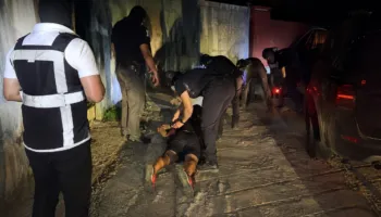 Parandalohet një vrasje në Sarandë, 5 të arrestuar – dy prej tyre u kapën me armë dhe silenciator