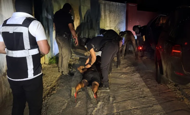 Parandalohet një vrasje në Sarandë, 5 të arrestuar – dy prej tyre u kapën me armë dhe silenciator