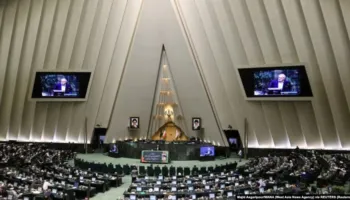 Parlamenti iranian shtyn përpara projektligjin që mund ta kthejë kontaktin me të huajt në vepër penale