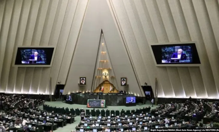 Parlamenti iranian shtyn përpara projektligjin që mund ta kthejë kontaktin me të huajt në vepër penale