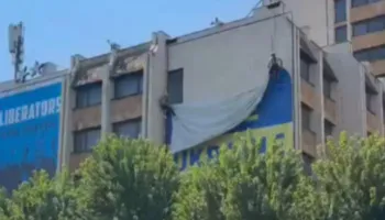 Pas deklaratës së Zelensky-t për Kosovën, Prishtina heq banderolën me mbishkrimin ‘Free Ukraine’