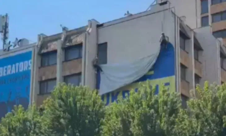 Pas deklaratës së Zelensky-t për Kosovën, Prishtina heq banderolën me mbishkrimin ‘Free Ukraine’