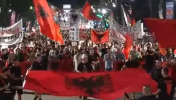 Pas fjalimeve te Kryeministria, nis marshimi në rrugët e Tiranës: Pjesëmarrje masive e qytetarëve bashkë me Diasporën