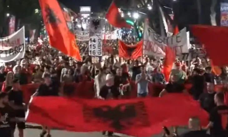 Pas fjalimeve te Kryeministria, nis marshimi në rrugët e Tiranës: Pjesëmarrje masive e qytetarëve bashkë me Diasporën
