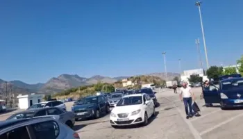 Pas pushimeve emigrantët nisin kthimin në Greqi, radhë të gjata në pikën kufitare të Kakavijës