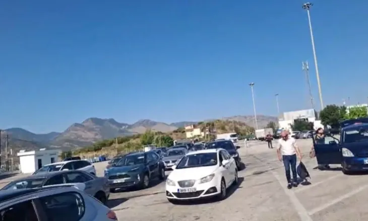 Pas pushimeve emigrantët nisin kthimin në Greqi, radhë të gjata në pikën kufitare të Kakavijës