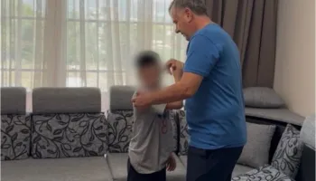 Pas riatdhesimit nga Siria, Balla viziton familjen Leçini në Rrogozhinë: Shteti do të kujdeset për integrimin e plotë të Abdullahit!