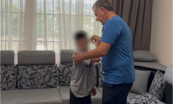Pas riatdhesimit nga Siria, Balla viziton familjen Leçini në Rrogozhinë: Shteti do të kujdeset për integrimin e plotë të Abdullahit!