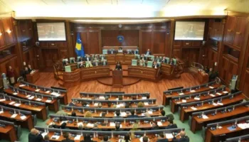 Pas skadimit të afatit kushtetues, Kuvendi i Kosovës rikthehet në seancë konstituive