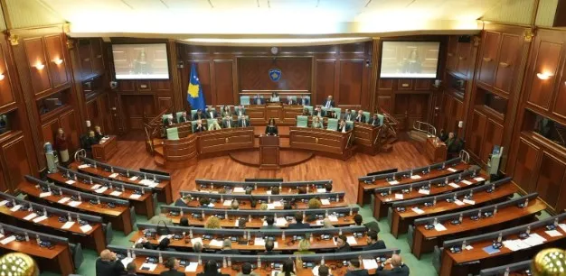 Pas skadimit të afatit kushtetues, Kuvendi i Kosovës rikthehet në seancë konstituive