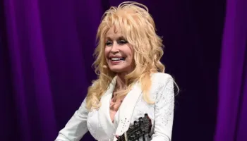 Pas vdekjes, këngët e Dolly Parton pushtojnë platformat: bëhet artistja më e transmetuar në botë
