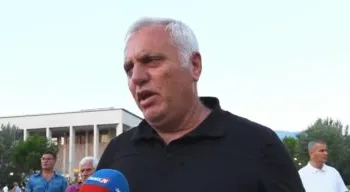 “Patronazhistët të mbajnë turpin”/ Emigranti ‘shpërthen’ ndaj Ramës në protestë: Turp që na përfaqëson ky kryeministër