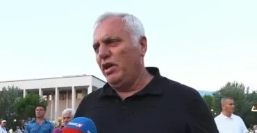 “Patronazhistët të mbajnë turpin”/ Emigranti ‘shpërthen’ ndaj Ramës në protestë: Turp që na përfaqëson ky kryeministër