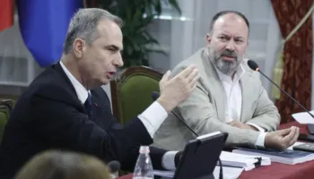 PD me sytë nga ndërkombëtarët, për ndalimin e shkrirjes së 15 Bashkive: Presim shtatorin, se tani janë me pushime