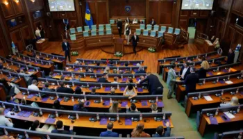 PDK bllokon sërish zyrat e qeverisë, edhe pas tërheqjes së LDK Albin Kurti kërkon marrëveshje