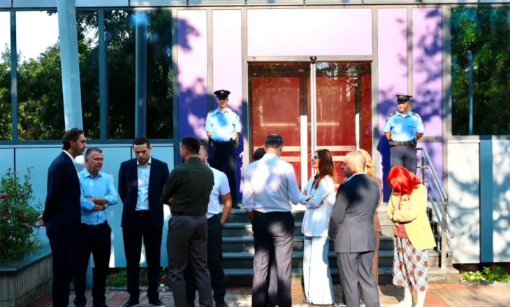 PDK-ja bllokon hyrjen e Kryeministrisë, kërkon vazhdimin e seancës konstituive